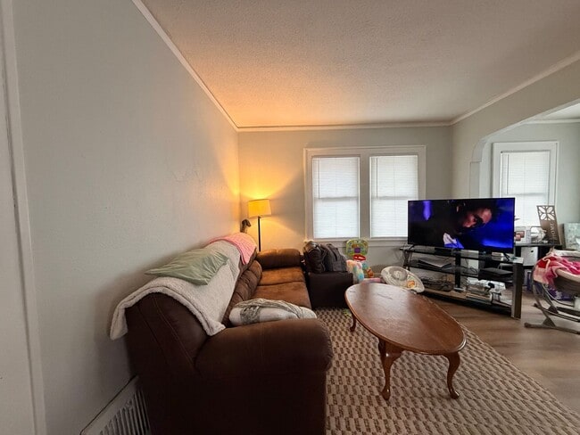 Building Photo - 2 Bedroom House - Updated $875