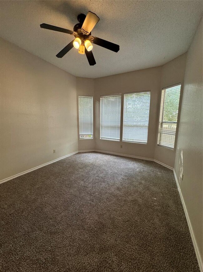 Building Photo - 2111 Castle View Dr