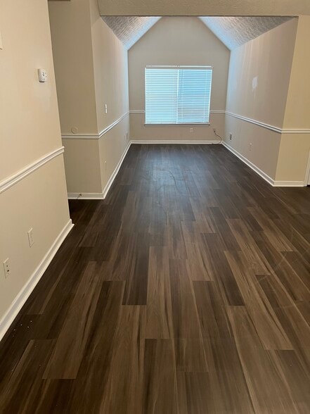 Building Photo - 827 Hannah Ct