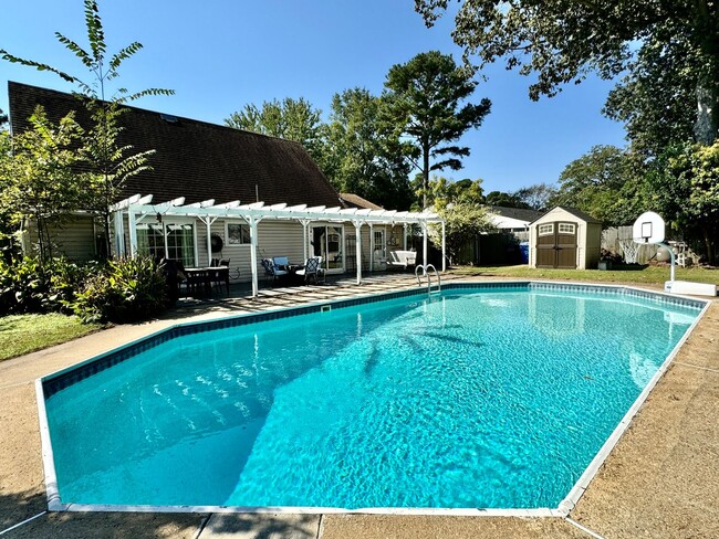 Building Photo - A Birchwood Gardens Pool Home Available 02...