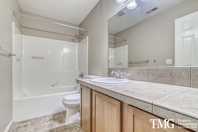 Building Photo - Wonderful 4 bed 2.5 Bath Townhome in Hills...
