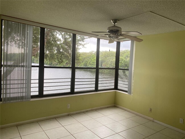 Building Photo - 2768 Carambola Cir S