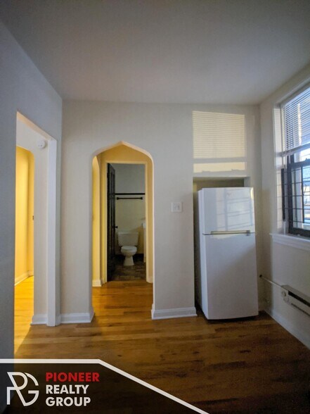 Building Photo - 4409 N Wolcott Ave