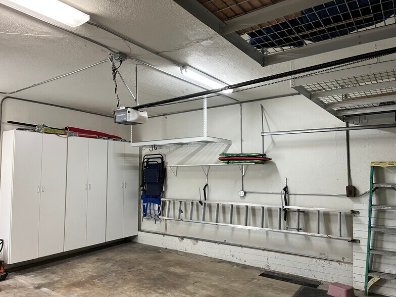 Building Photo - 208 30th St