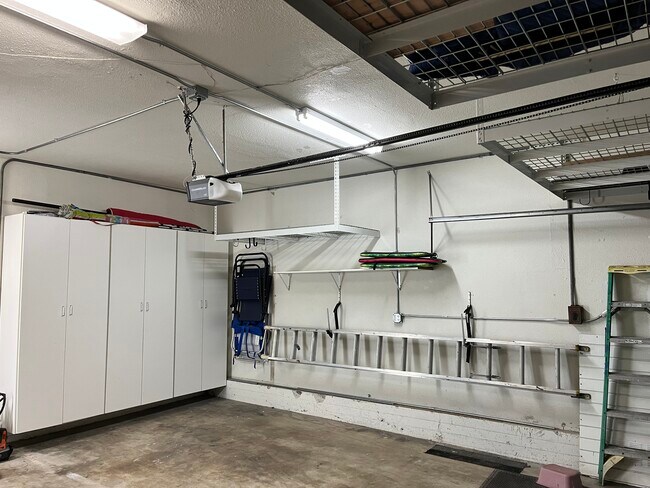 Building Photo - 208 30th St