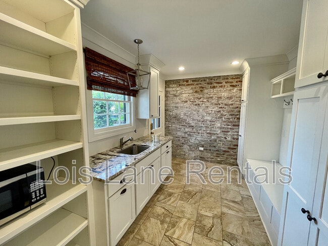 Building Photo - 3 1/2 Saint Michaels Alley