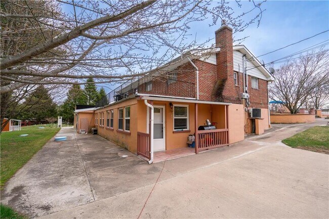 Building Photo - 212 Signorile Ln