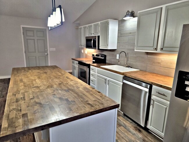 Building Photo - ***Move in Special *** HOUSE FOR RENT - PR...