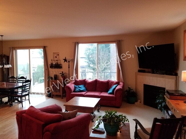 Building Photo - Large 3 Bed 2.5Ba Vancouver Beauty W/ Gas Fireplace, Dog Run, Fenced Yard & So Much More!