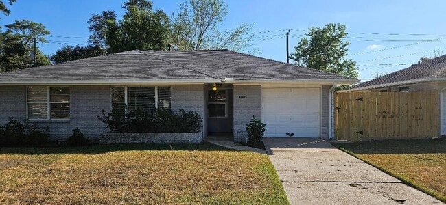 Building Photo - 4817 Lido Ln