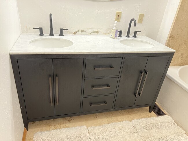 Building Photo - 2255 Pine Dr