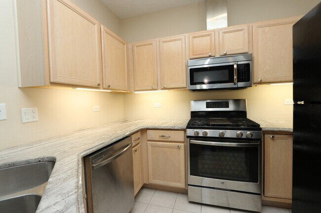 Building Photo - 3333 Stratford Ct