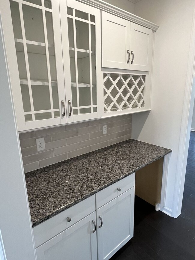 Building Photo - Large, Newer 4 Bedroom + Office and Loft i...