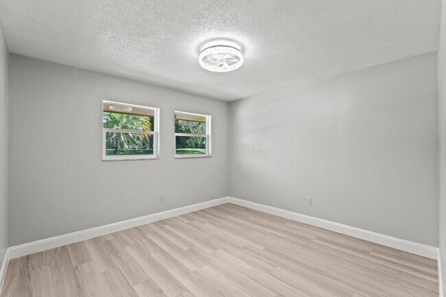 Building Photo - 534 E Del Monte Ave