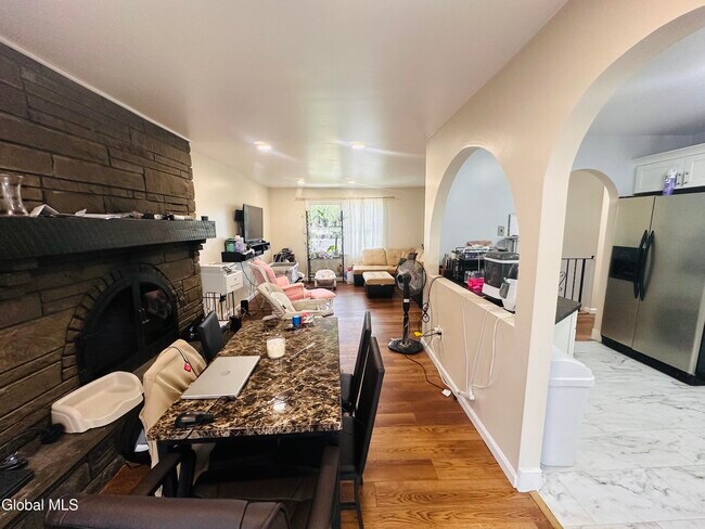 Building Photo - 4 Thoroughbred Ln