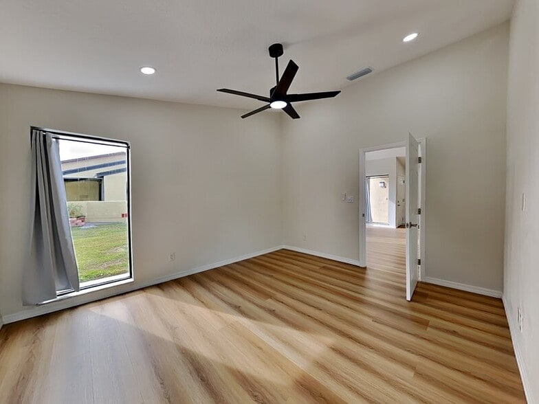 Building Photo - 739 Golden Sunshine Cir