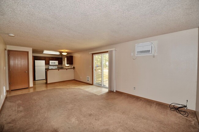 Building Photo - 2 bed 1 bath apartment (4plex building)