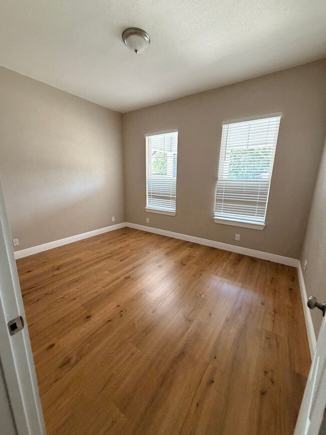 Building Photo - Beautiful 2/1 Home Available for Immediate Move In!