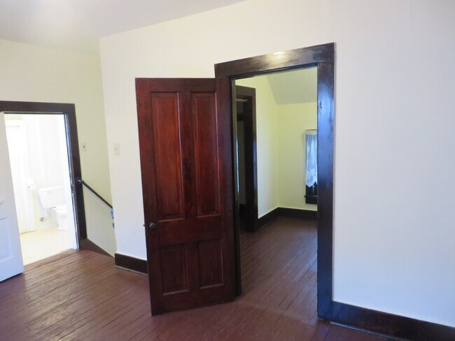 Building Photo - Large Three Bedroom, 1.5 Bathroom Home hal...