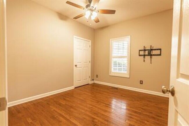 Building Photo - 465 Crestview Rd