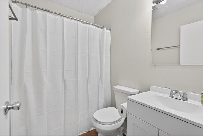 Building Photo - 1350 Dix Dr