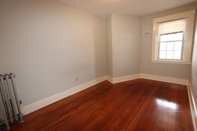 Building Photo - 122 Elm St