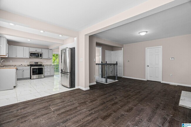 Building Photo - 528 10th Ct W