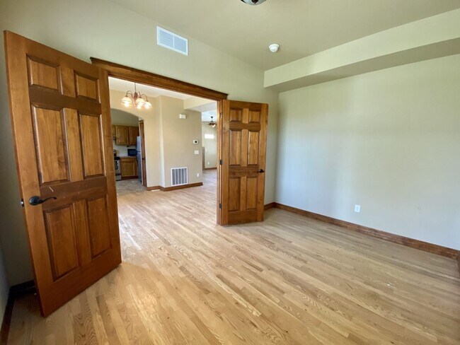 Building Photo - Spacious 4 bed 3.5 Bath in Maple Hill!