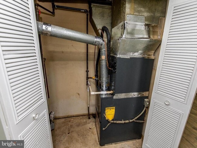 Building Photo - 15901 Perkins Ln