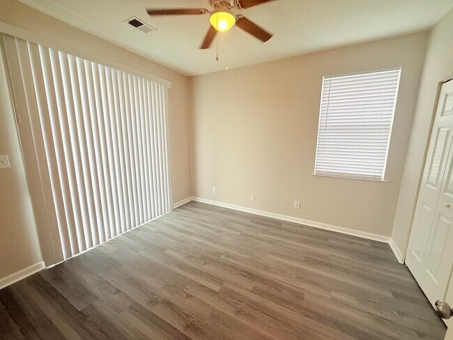 Building Photo - 1306 River Oaks Dr