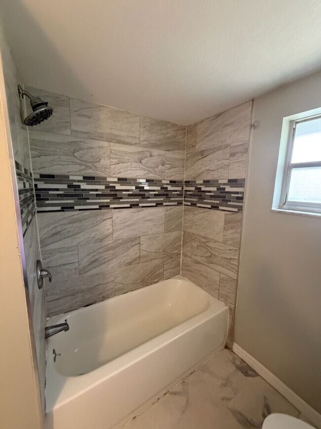 Building Photo - 702 21st Ave W