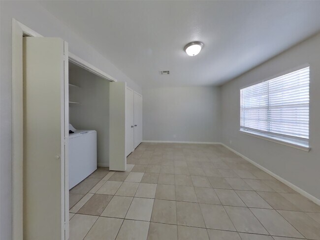 Building Photo - 411 E Carby Rd