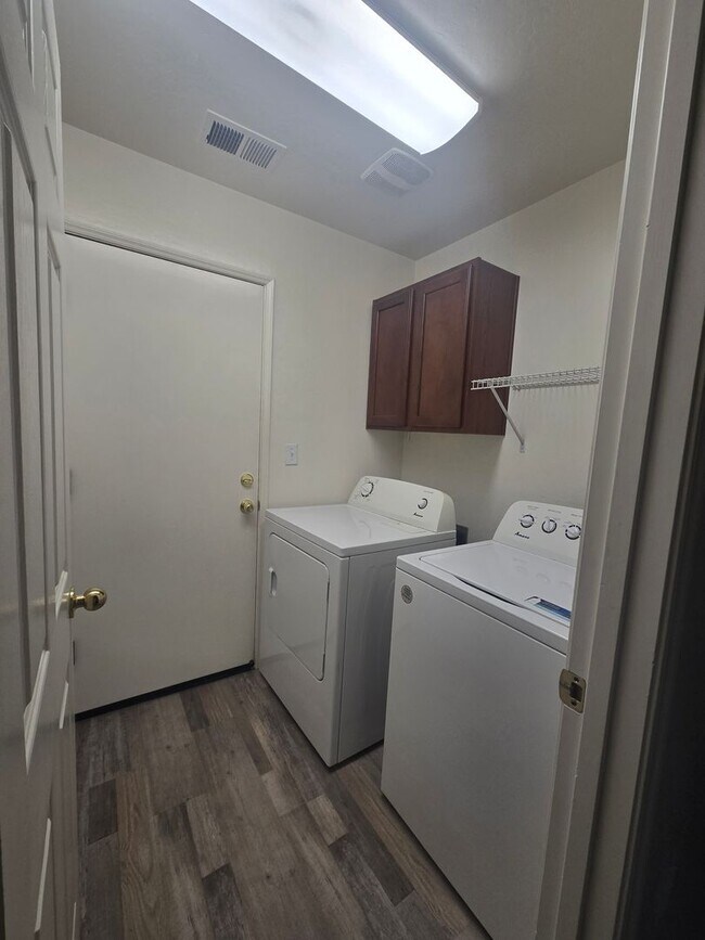 Building Photo - Beautiful 3BD 2BA home for rent in Hanford!