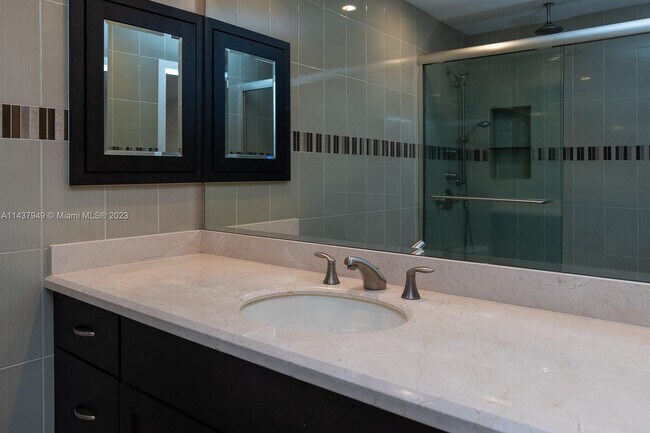 Building Photo - 76 Isle of Venice Dr