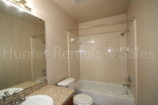 Building Photo - Spacious Three-Bedroom!