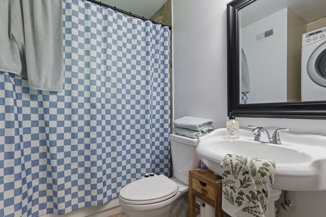 Building Photo - Two Bedroom/One Bathroom Duplex Unit