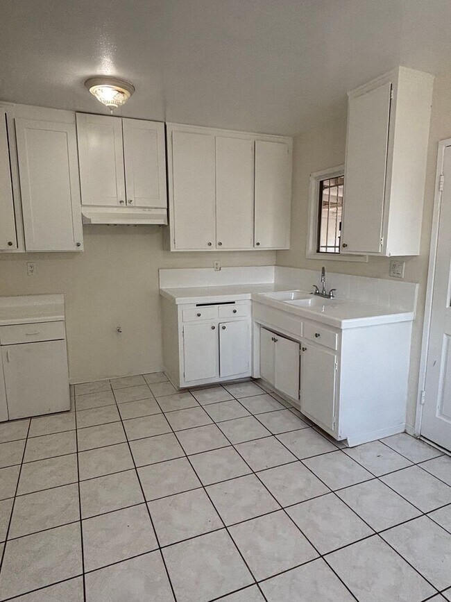Building Photo - Spacious 3 bedroom available now!