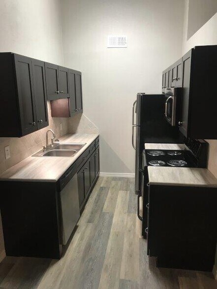 Kitchen with tile backsplash - 820 Hardy Springs Cir