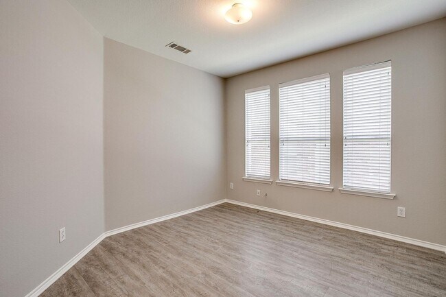 Building Photo - Large 4 Bedroom 3.5 Bathroom- Eagle Mounta...