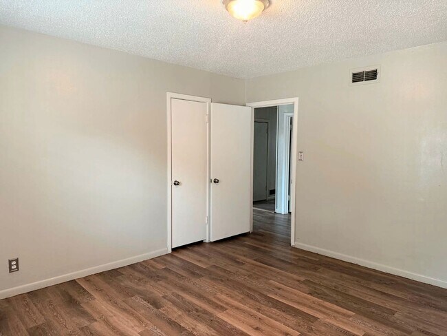 Building Photo - Adorable, Unique, and Roomy 3/2 Close to Tech! Move in Special Half off First Month!