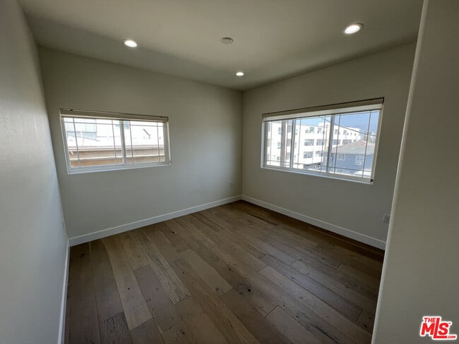 Building Photo - 5019 W Maplewood Ave