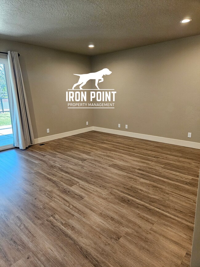 Building Photo - 2bed/1bath w/2 car garage & all appliances included.