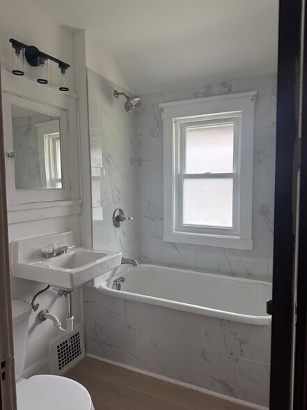 Building Photo - 1618 9th St