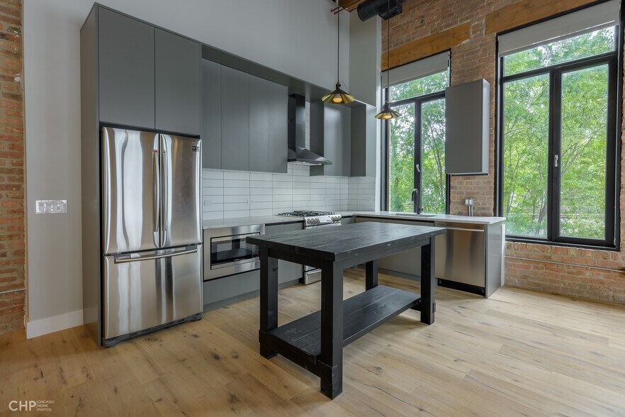 Building Photo - 731 N Sangamon St