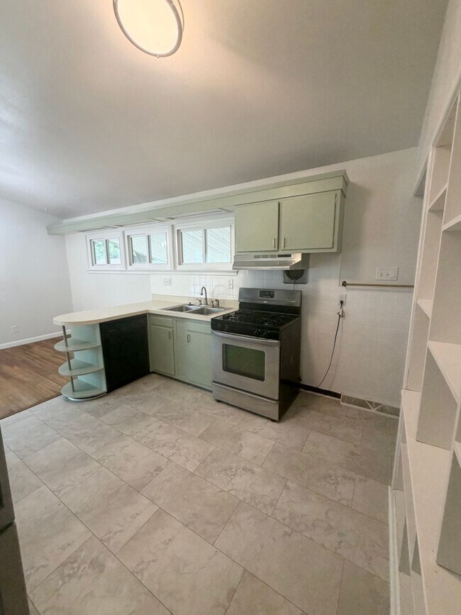 Building Photo - Crestwood Charm 3bd 2bth SFH