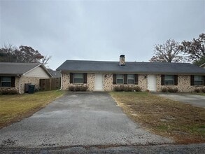 Building Photo - 811 McClenny Dr