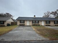 Building Photo - 811 McClenny Dr