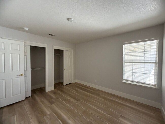 Building Photo - BEAUTIFULLY UPGRADED SINGLE FAMILY HOME - 3 BEDROOM, CORNER LOT WITH VAULTED CEILINGS