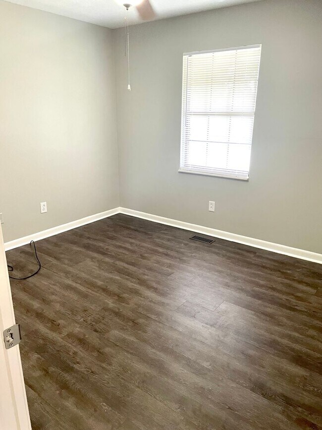 Building Photo - Gorgeous 3 bedroom 2.5 bath home in Farrag...