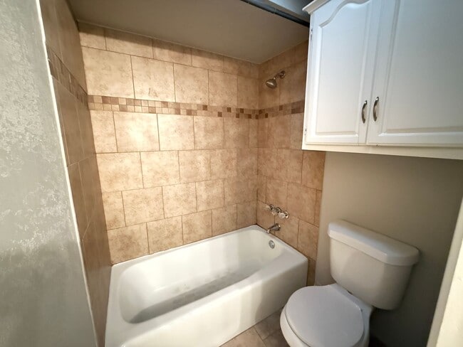 Building Photo - 4 Bedroom, Vinyl Flooring House, Large Yar...